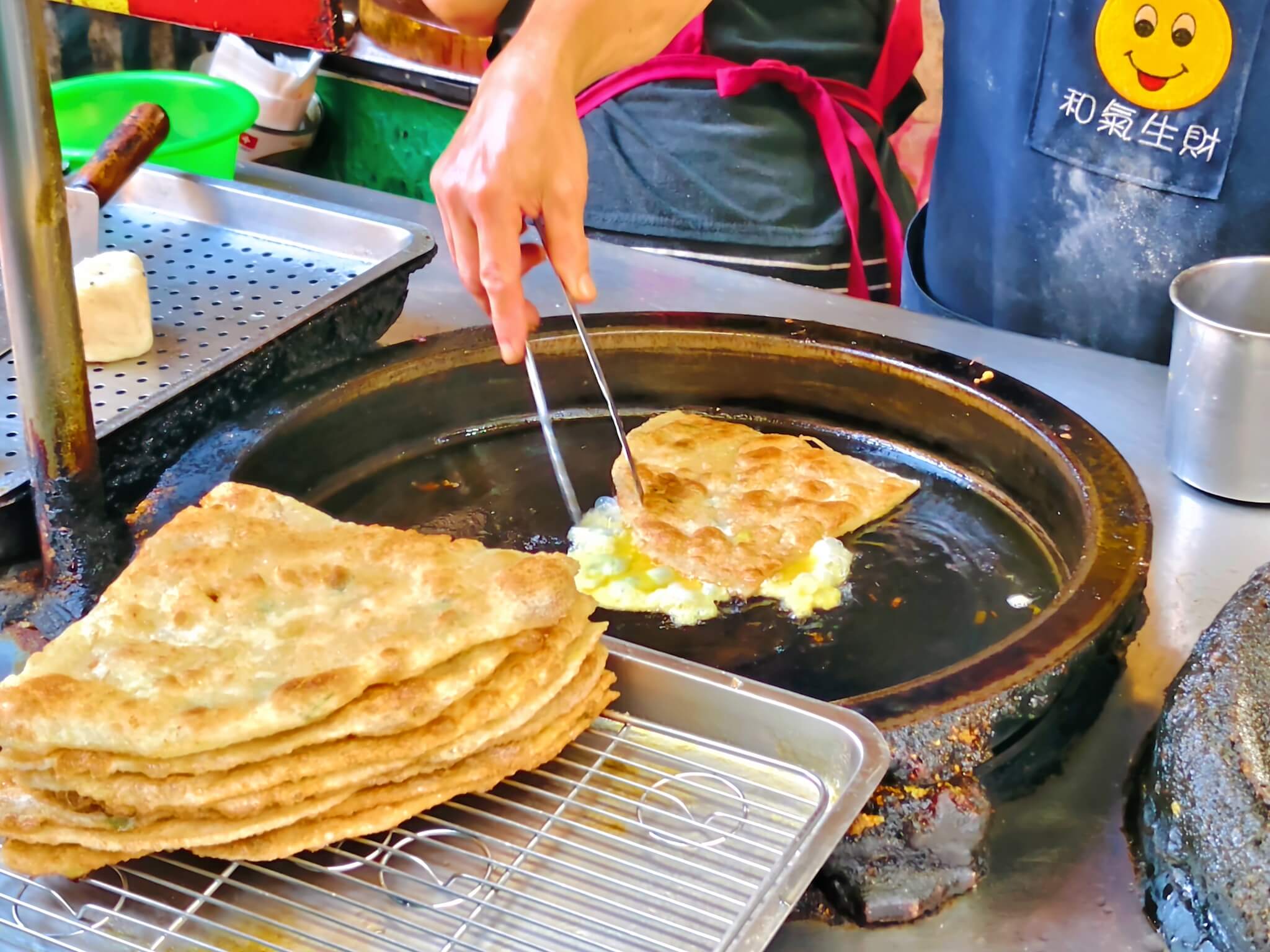 亞東醫院站美食|板橋國慶黃昏市場 蔥油餅 水煎包、蔥油餅15元、水煎包10元! - 第5張圖