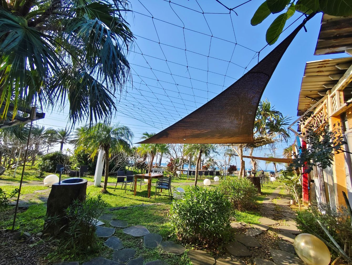 新北三芝海景咖啡廳｜秘境小峇里、如墾丁美景、湛藍大海盡收眼底！