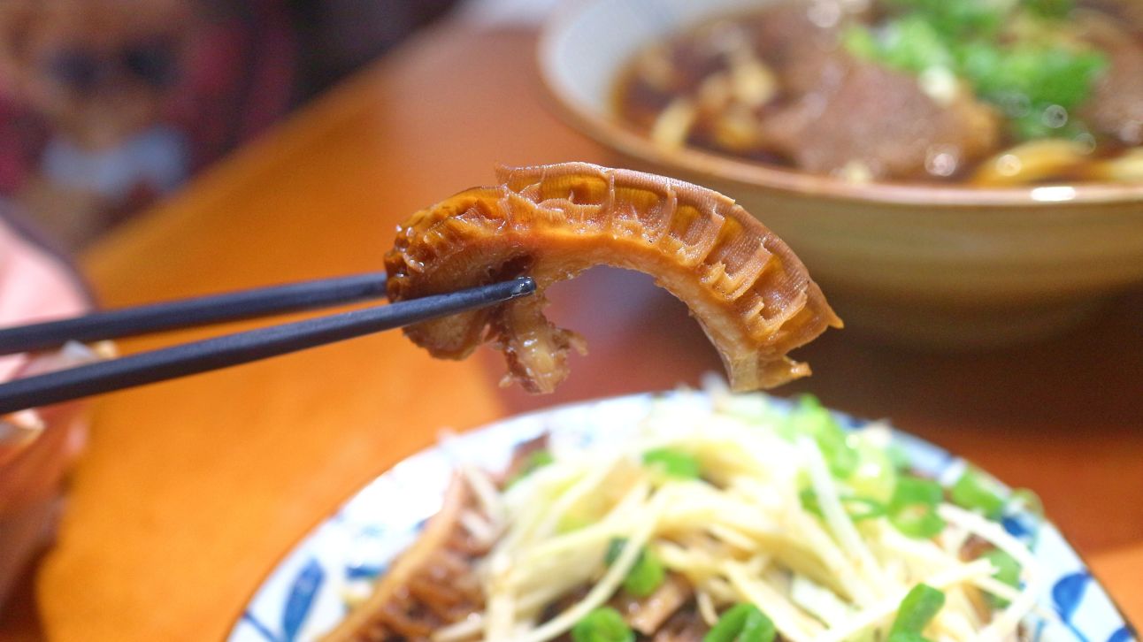 中山牛肉麵推薦｜東館牛肉麵、濃郁湯頭、厚實牛肉、就連國外旅客也無法抗拒他們魅力～！