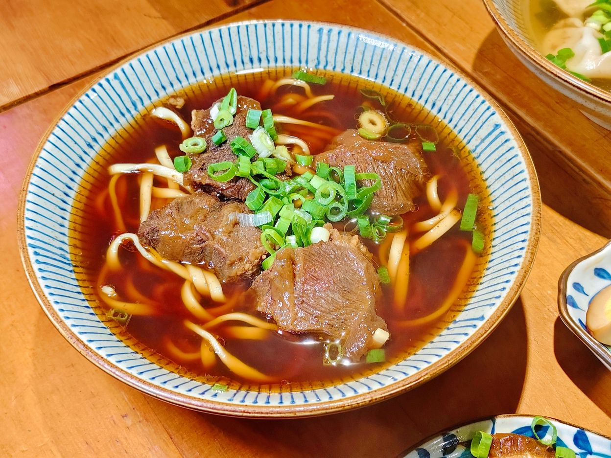 中山牛肉麵推薦｜東館牛肉麵、濃郁湯頭、厚實牛肉、就連國外旅客也無法抗拒他們魅力～！