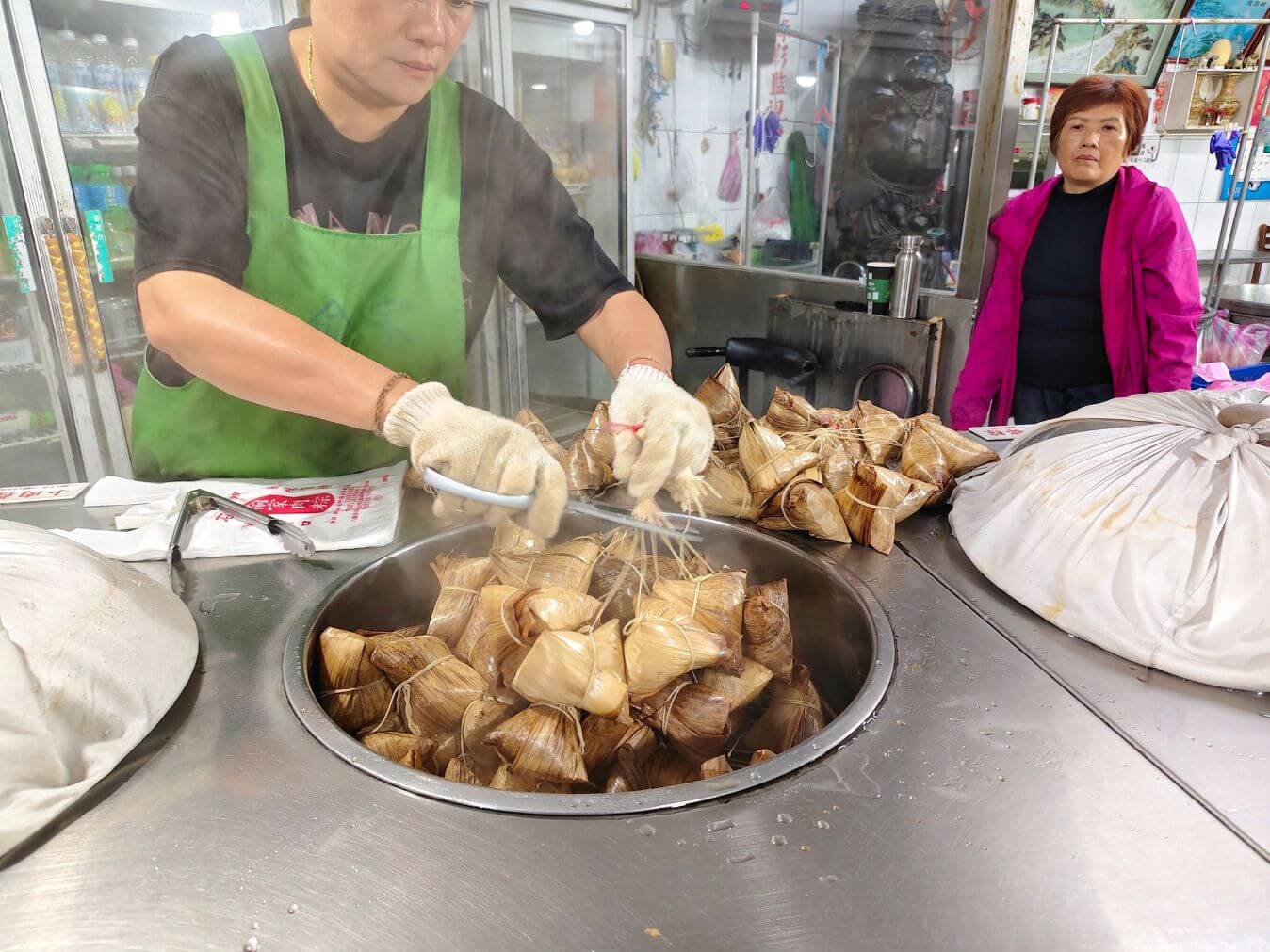 新北石門美食｜俞家肉粽、24小時營業、小肉粽15元起人氣必買！