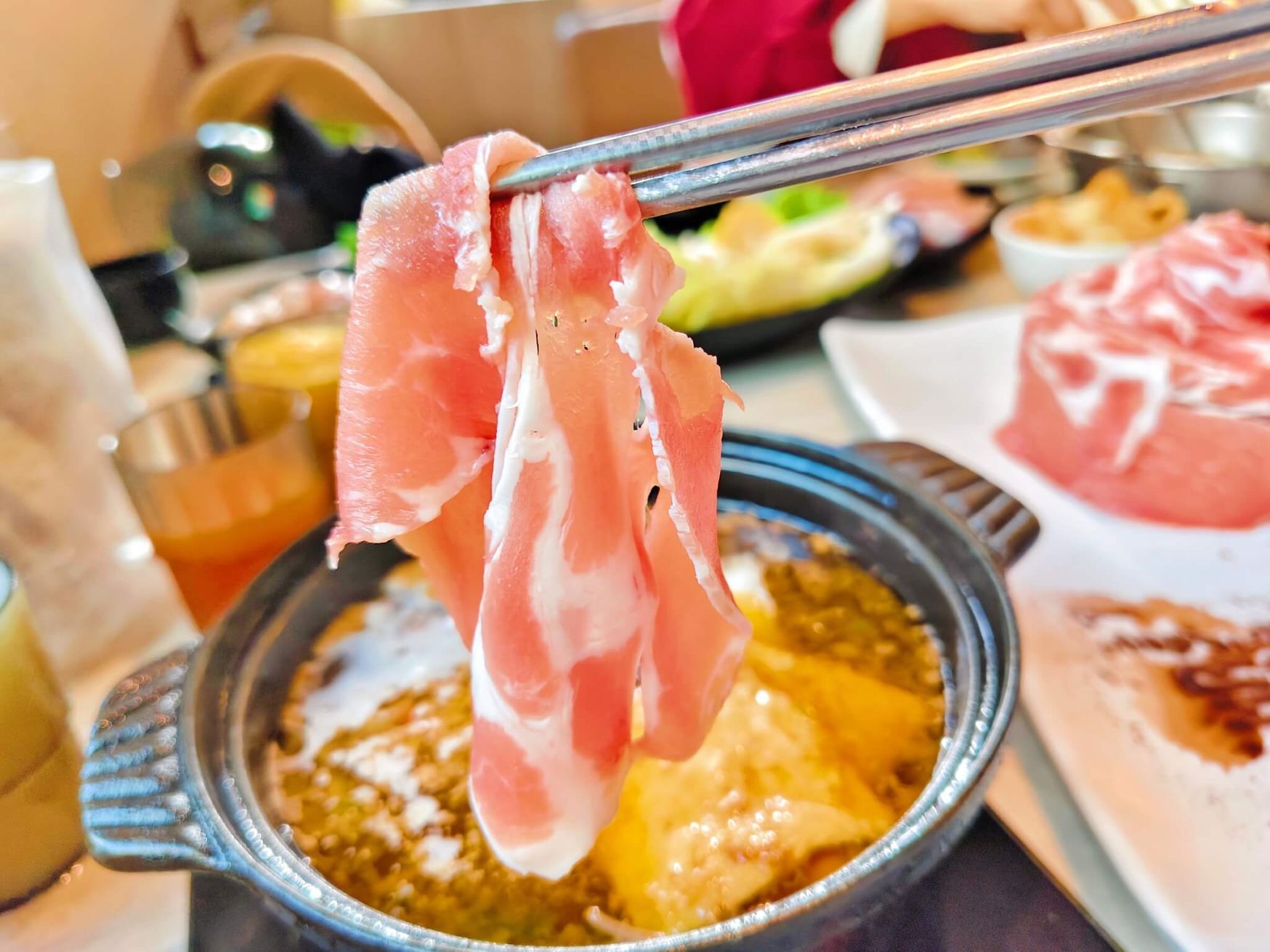 永和火鍋l 肉多多永和民權店 全台! 全天候! 平假日不限時! 輕量級套餐299 元起， 70多種自助吧、冰品吃到飽，CP值超高！(西門店.淡水店例假日除外，依各店營業時間；湯底.服務費另計)