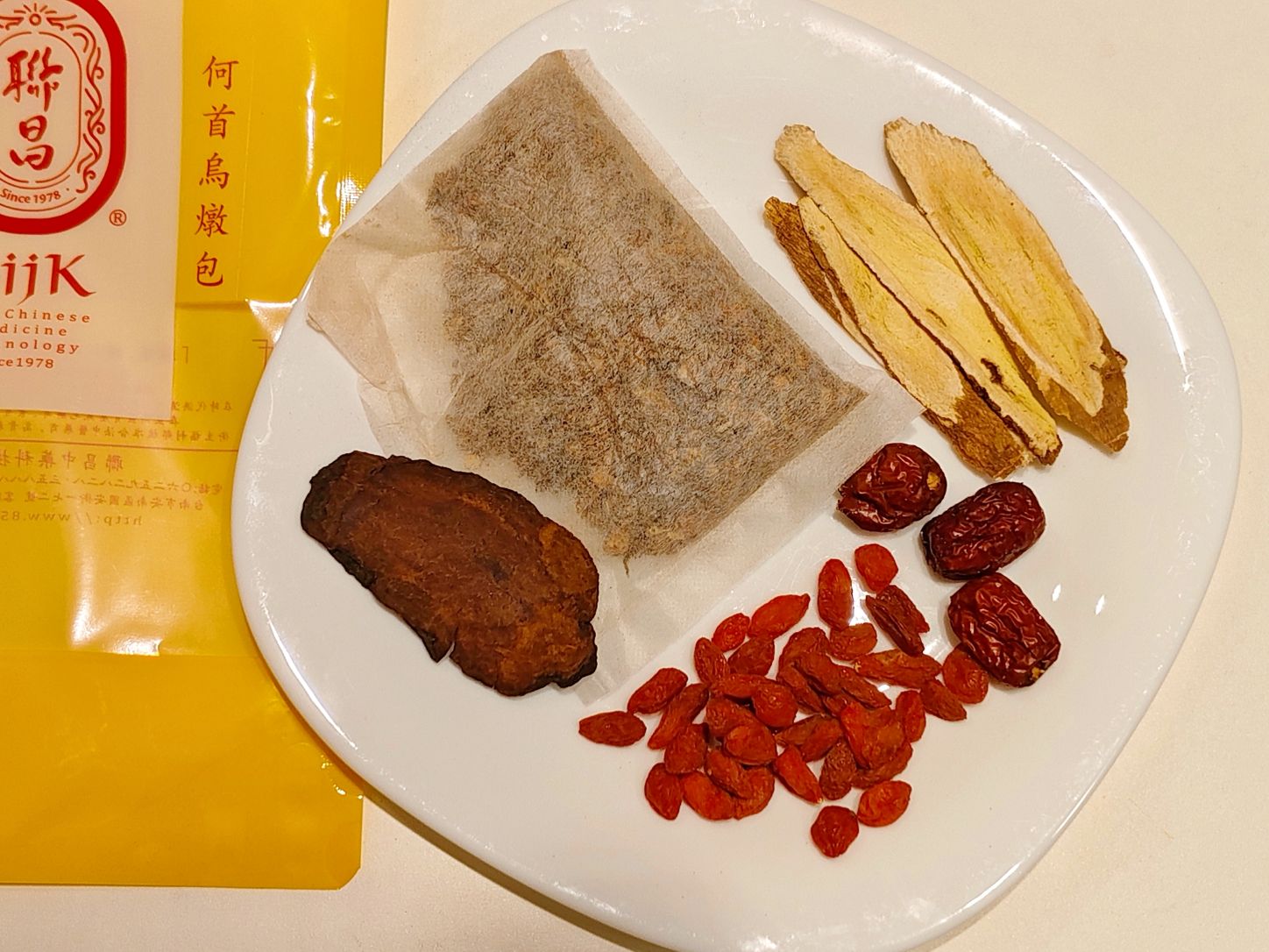 聯昌藥膳｜八珍、何首烏燉包、養成好體質！開啓你的「紅顏」模式～天天都能水噹噹！