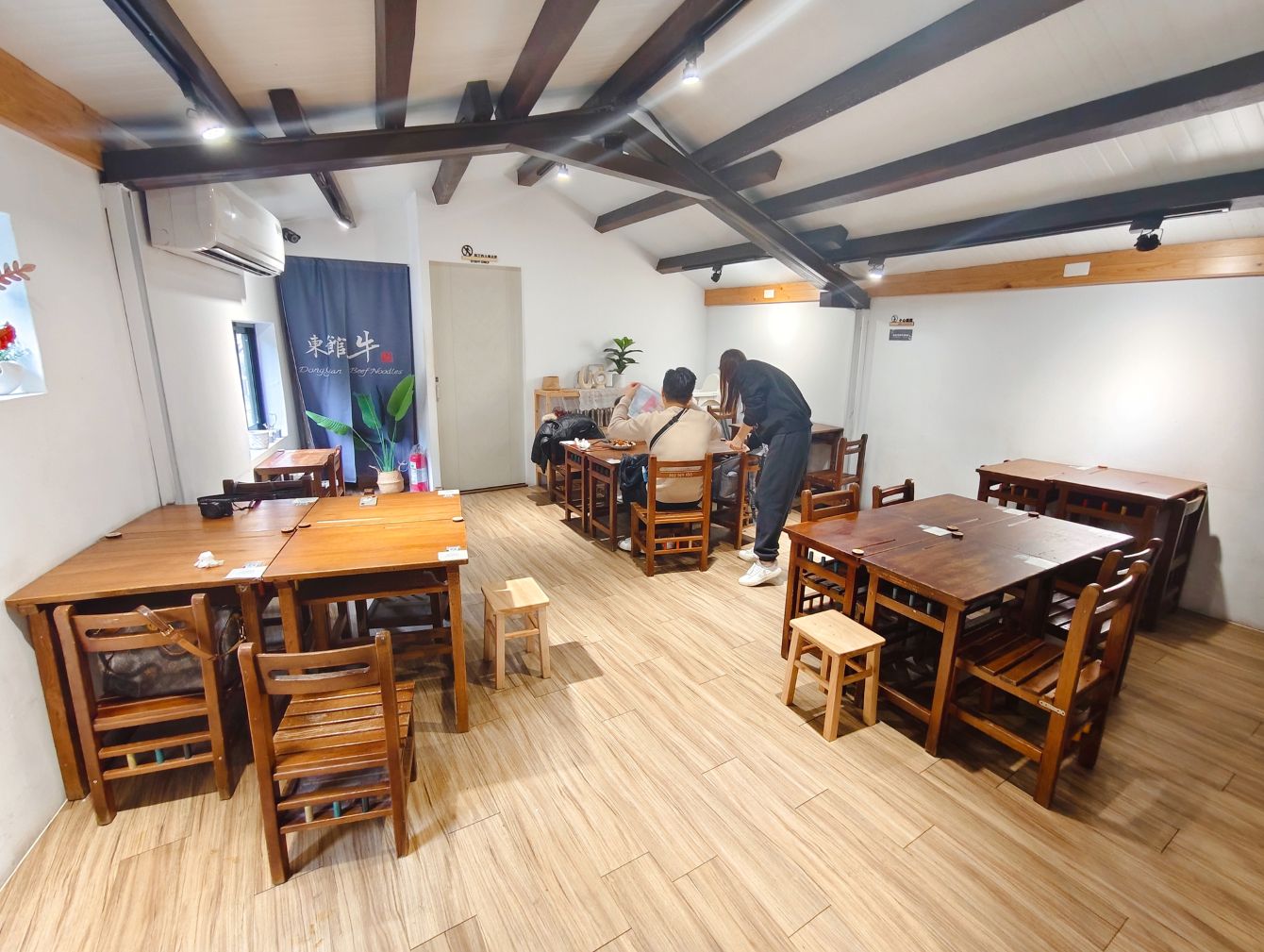 中山牛肉麵推薦｜東館牛肉麵、濃郁湯頭、厚實牛肉、就連國外旅客也無法抗拒他們魅力～！