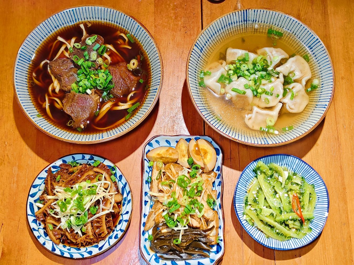 中山牛肉麵推薦｜東館牛肉麵、濃郁湯頭、厚實牛肉、就連國外旅客也無法抗拒他們魅力～！
