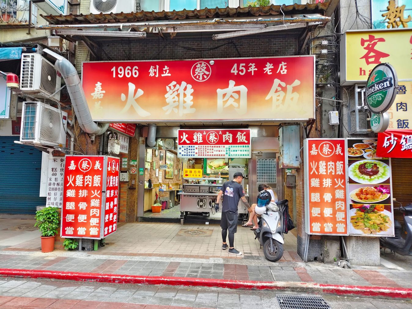 寧夏夜市美食｜蔡家嘉義火雞肉飯、人氣招牌雞肉飯大家卻推炸雞捲、炸豆腐！