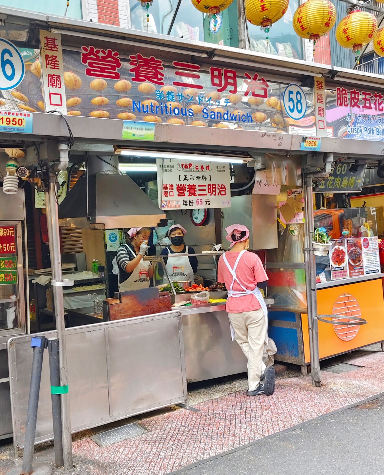 簡單加入午餐肉與蕃茄搭配柔滑滷蛋好吃極了！天盛舖基隆廟口營養三明治 (58號攤位)！