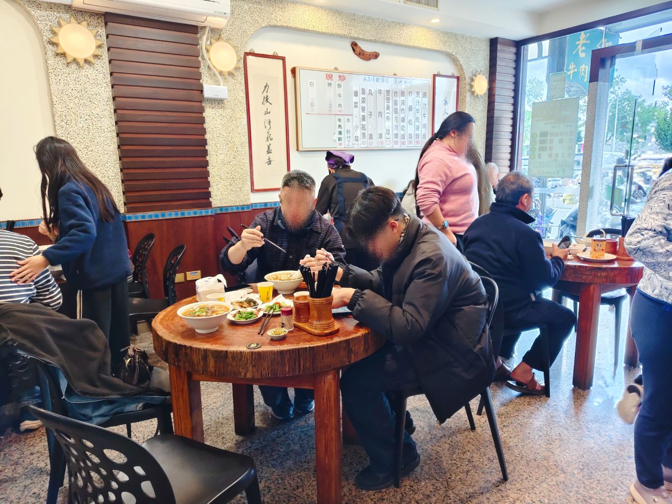 花蓮美食｜老鄉牛肉麵館、原汁牛肉麵紅燒湯頭、酸甜爽口大推、記憶美味（末附菜單）