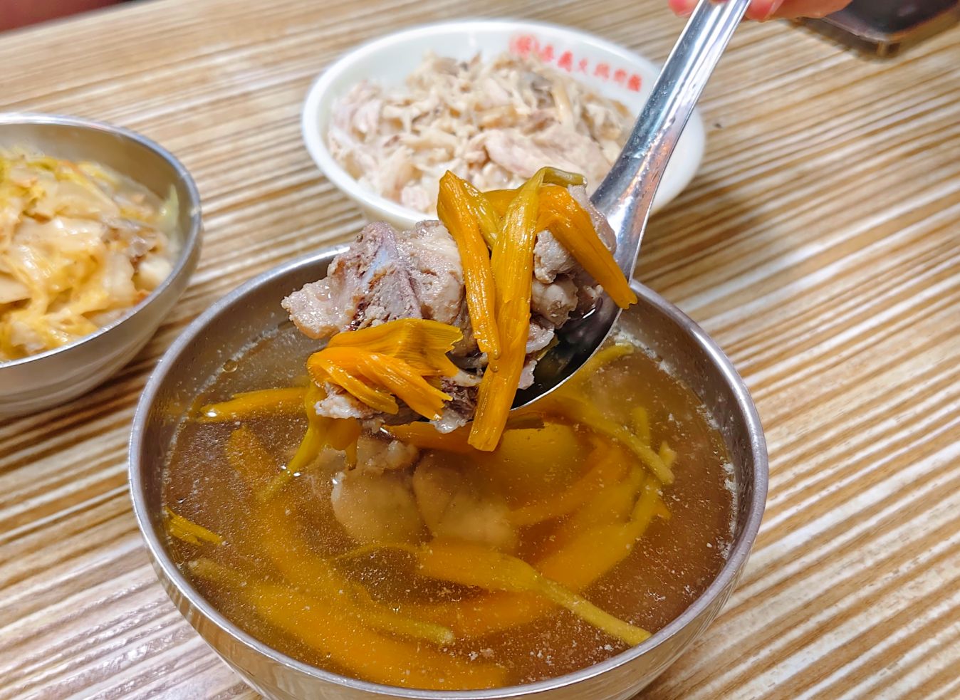 寧夏夜市美食｜蔡家嘉義火雞肉飯、人氣招牌雞肉飯大家卻推炸雞捲、炸豆腐！