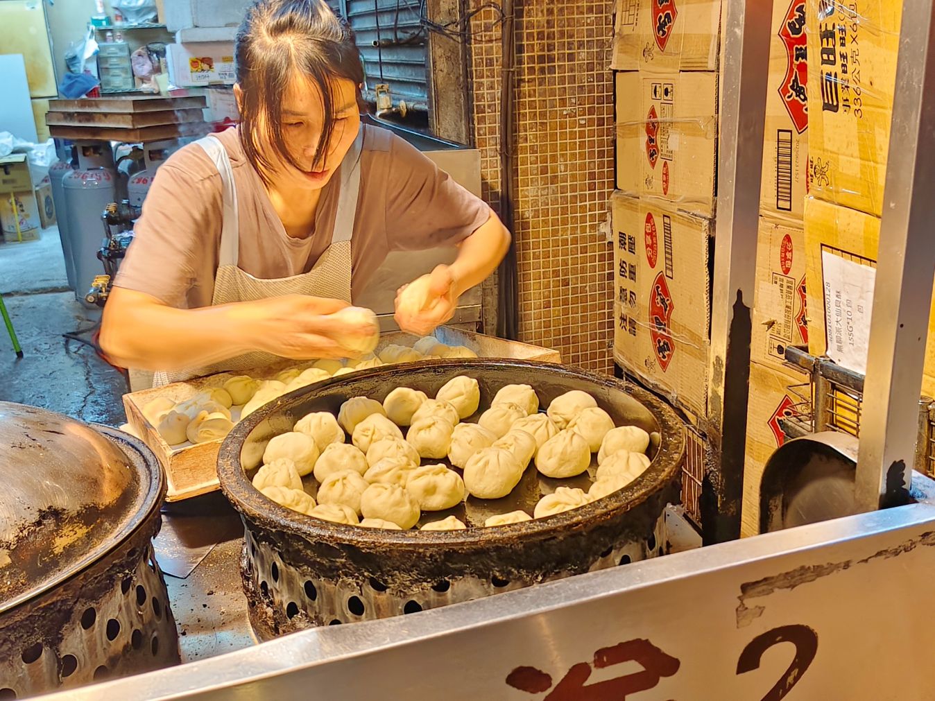 亞東醫院站美食｜板橋國慶黃昏市場 郎港式鮮肉包、12元生煎包、肉多有湯汁還很大粒！