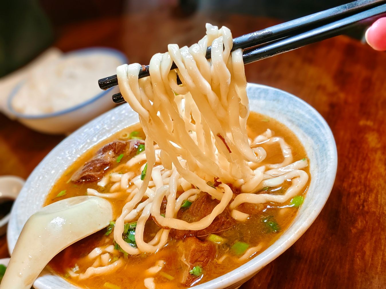 花蓮美食｜老鄉牛肉麵館、原汁牛肉麵紅燒湯頭、酸甜爽口大推、記憶美味（末附菜單）