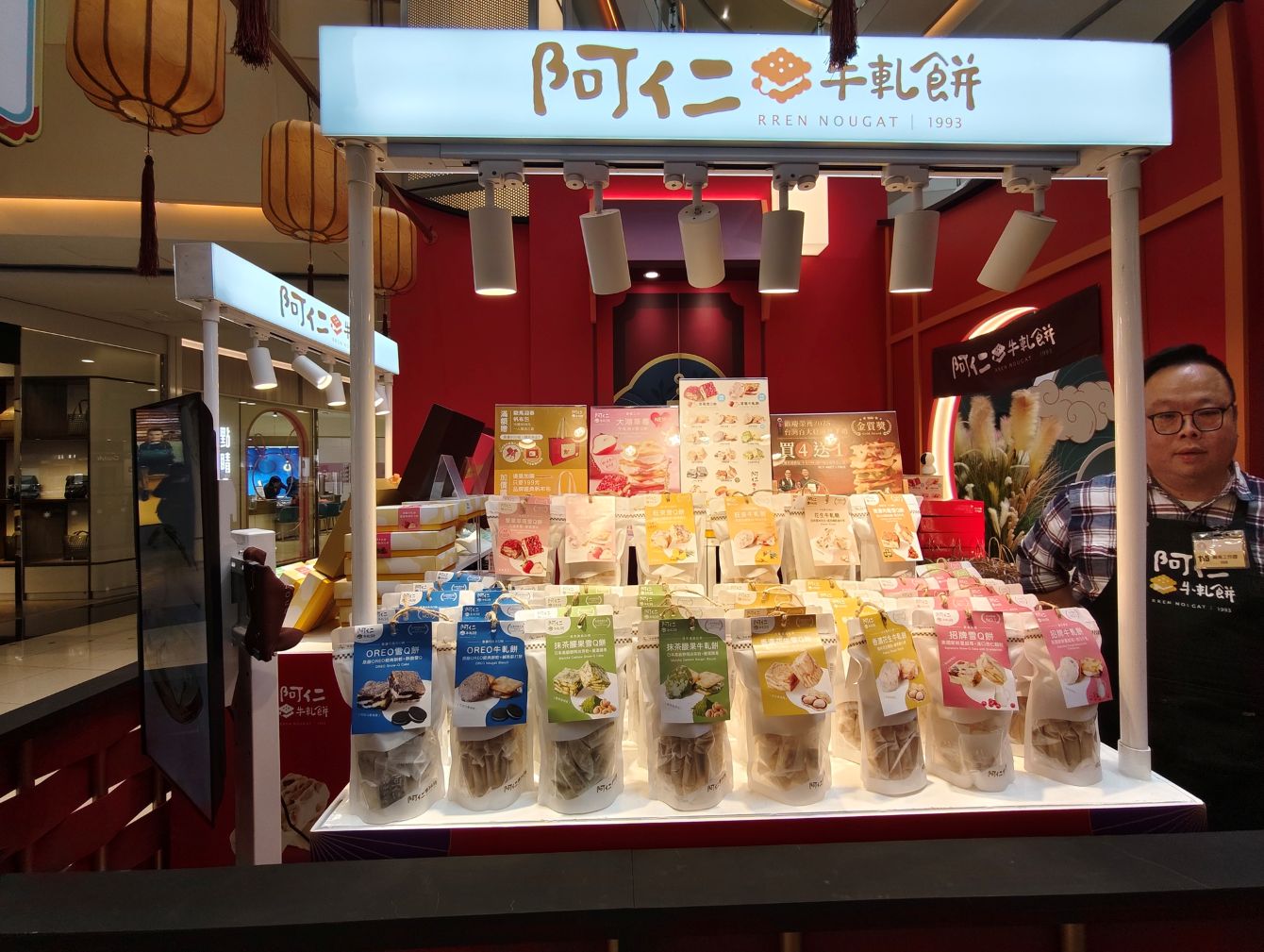 桃園大江購物中心、2026賀歲慶裝置藝術開箱、吃喝玩樂買一站式悠遊逛街城！（全年免費停車）