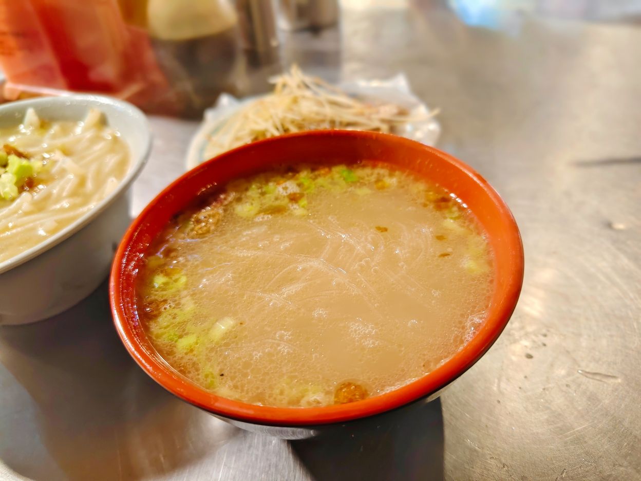 一日3小時半國慶市場內、經典台灣道地美食、全品項濃郁Q嫩不油膩、阿嬌米粉湯！