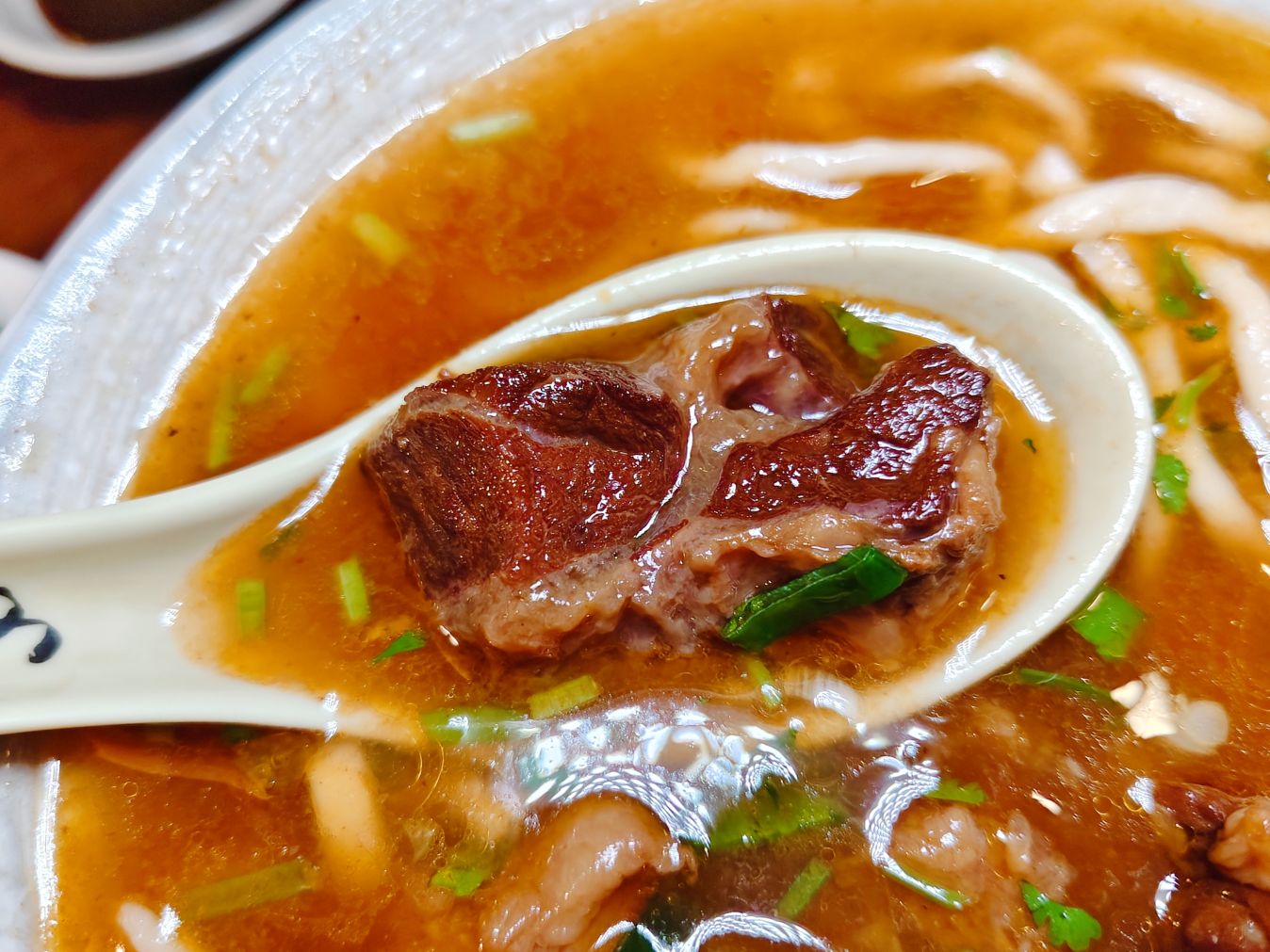 花蓮美食｜老鄉牛肉麵館、原汁牛肉麵紅燒湯頭、酸甜爽口大推、記憶美味（末附菜單）