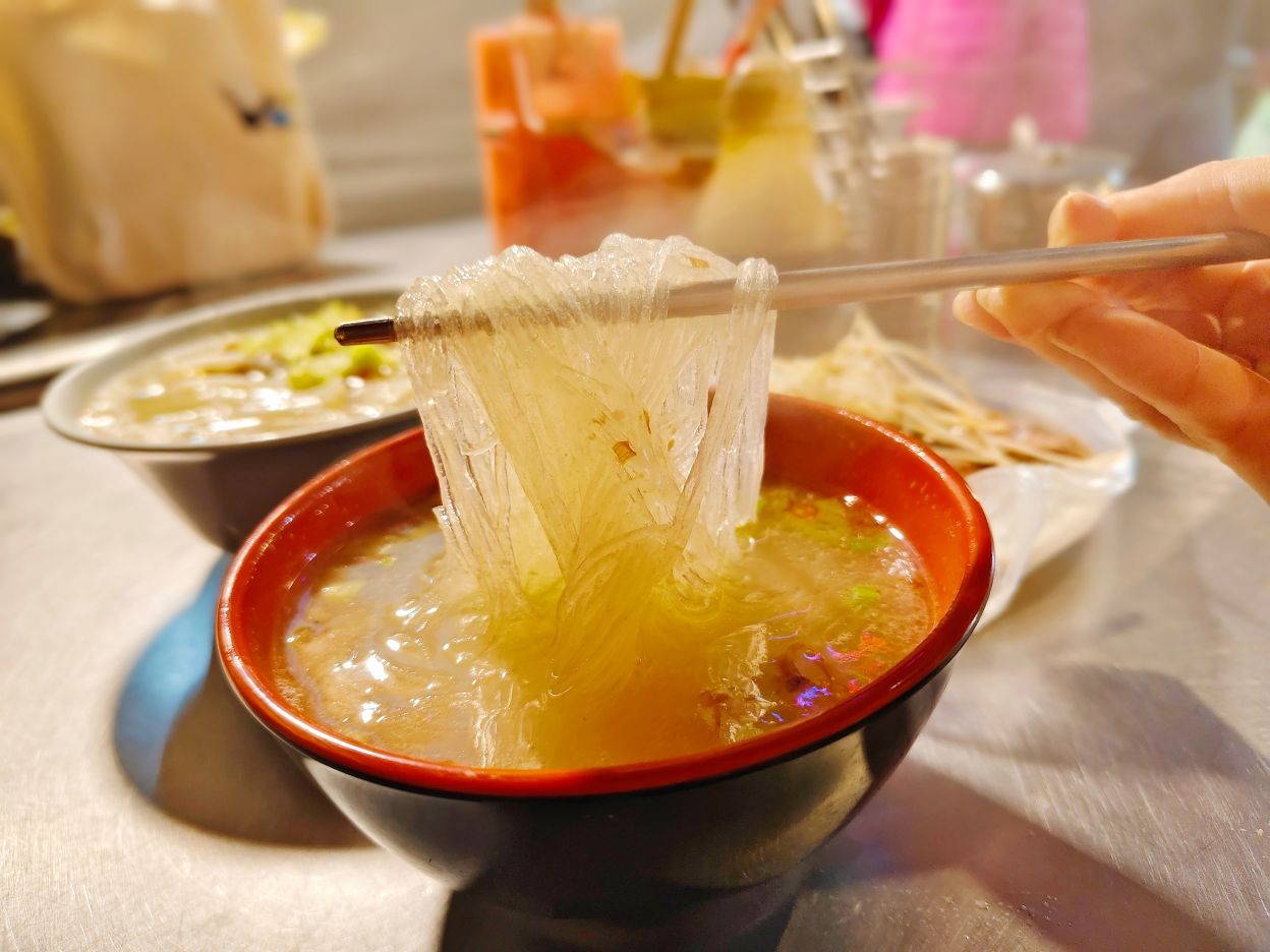 一日3小時半國慶市場內、經典台灣道地美食、全品項濃郁Q嫩不油膩、阿嬌米粉湯！