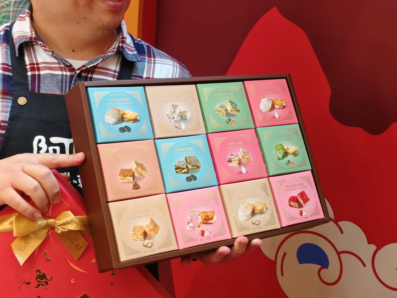 桃園大江購物中心、2026賀歲慶裝置藝術開箱、吃喝玩樂買一站式悠遊逛街城！（全年免費停車）