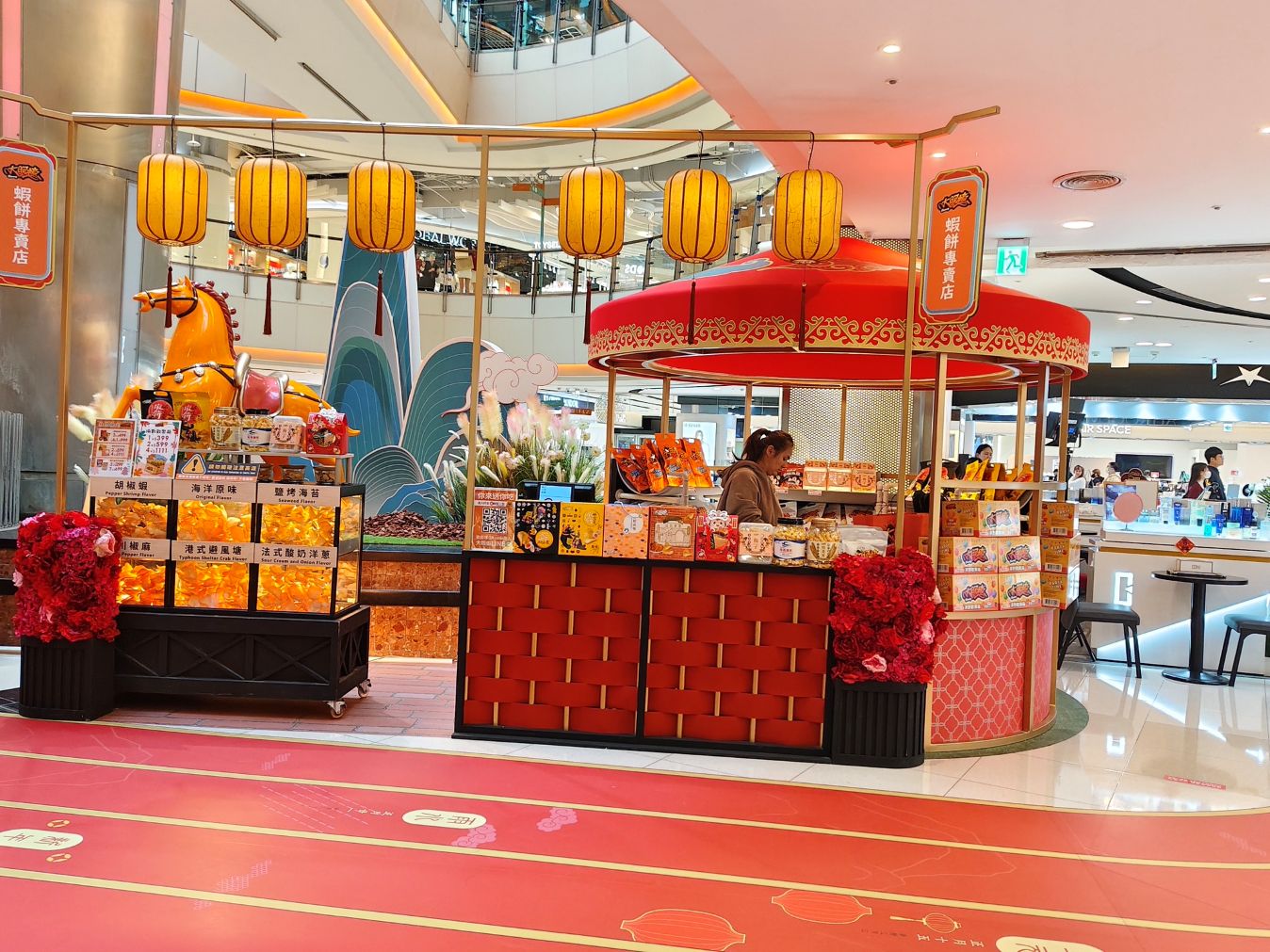 桃園大江購物中心、2026賀歲慶裝置藝術開箱、吃喝玩樂買一站式悠遊逛街城！（全年免費停車）