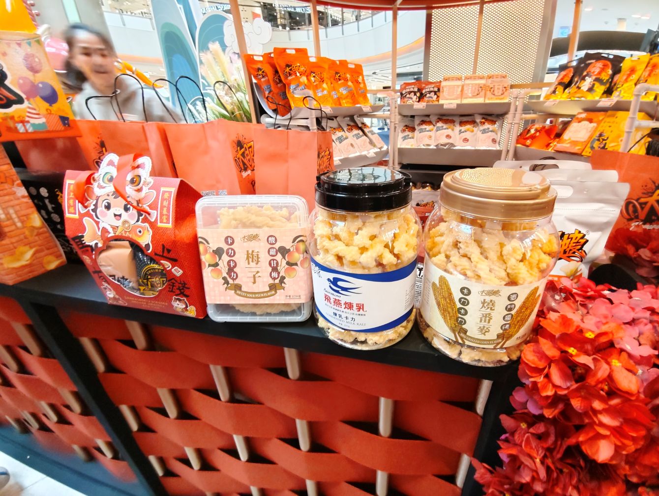 桃園大江購物中心、2026賀歲慶裝置藝術開箱、吃喝玩樂買一站式悠遊逛街城！（全年免費停車）