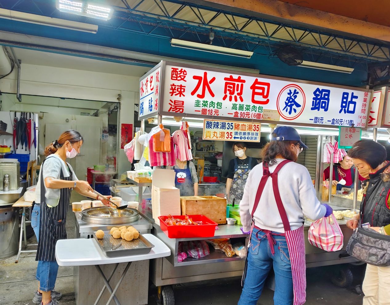 蔡家水煎包鍋貼、酥脆Q彈紅豆爆滿、大大一粒芝麻球必吃、板橋國慶黃昏市場！