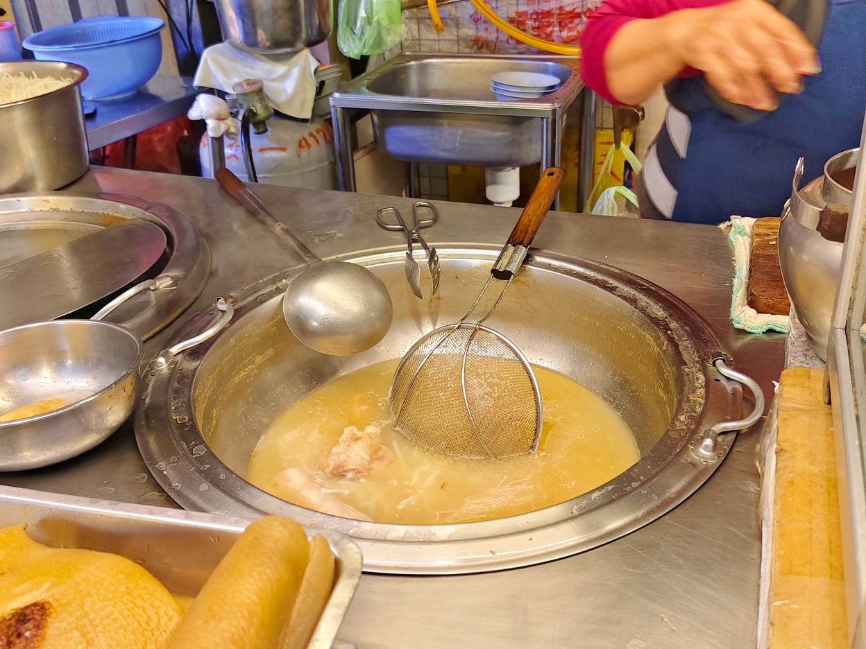 一日3小時半國慶市場內、經典台灣道地美食、全品項濃郁Q嫩不油膩、阿嬌米粉湯！