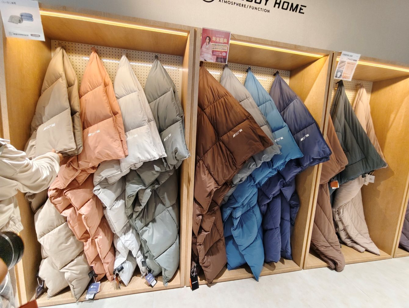 桃園大江購物中心、2026賀歲慶裝置藝術開箱、吃喝玩樂買一站式悠遊逛街城！（全年免費停車）