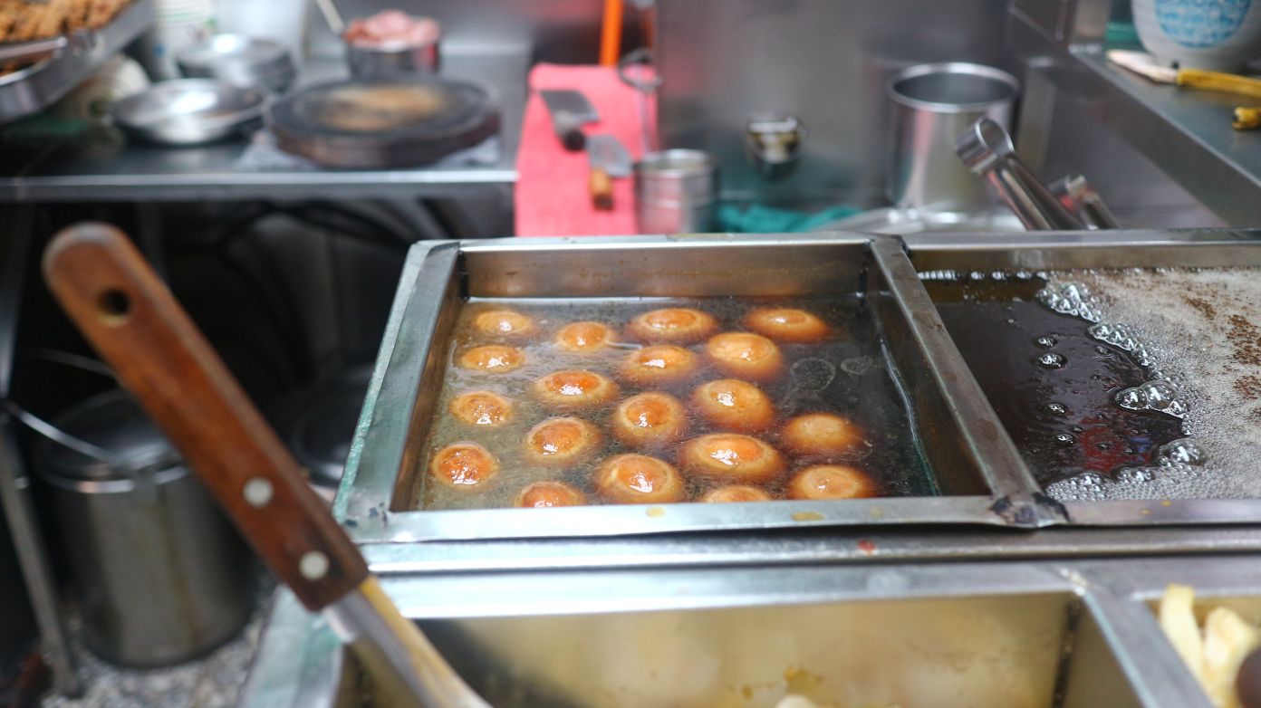 寧夏夜市美食｜蔡家嘉義火雞肉飯、人氣招牌雞肉飯大家卻推炸雞捲、炸豆腐！