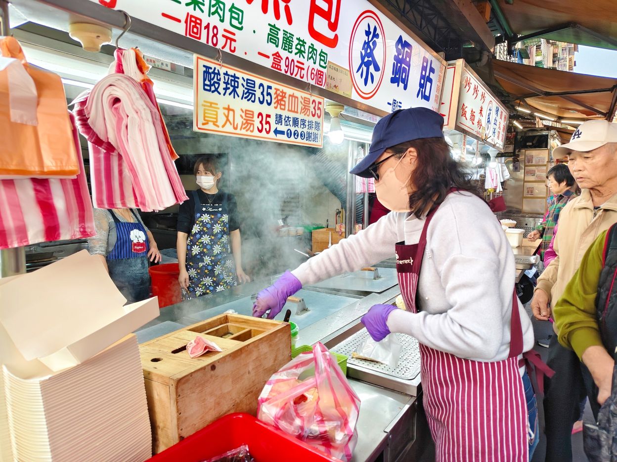 蔡家水煎包鍋貼、酥脆Q彈紅豆爆滿、大大一粒芝麻球必吃、板橋國慶黃昏市場！