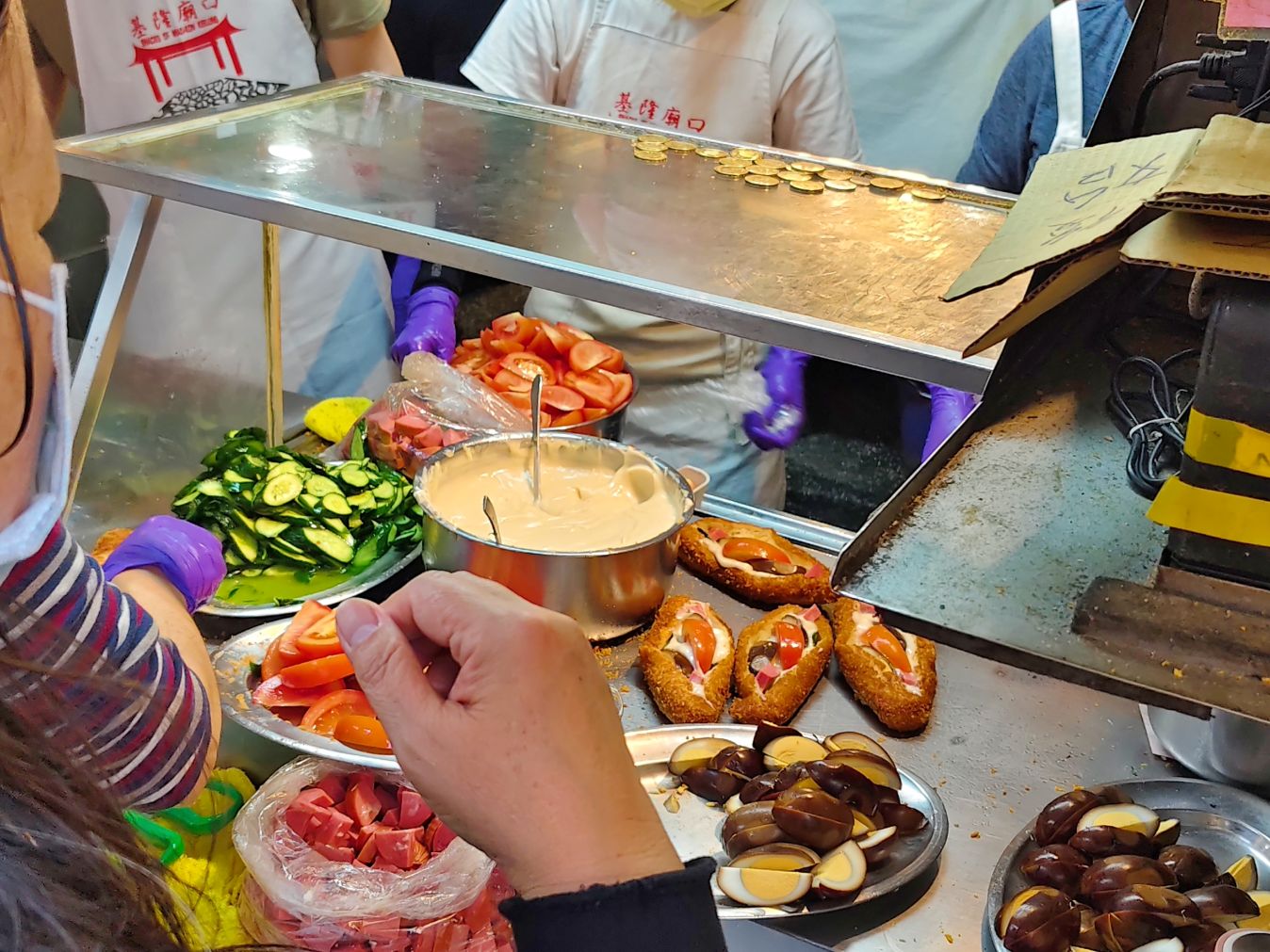 簡單加入午餐肉與蕃茄搭配柔滑滷蛋好吃極了！天盛舖基隆廟口營養三明治 (58號攤位)！