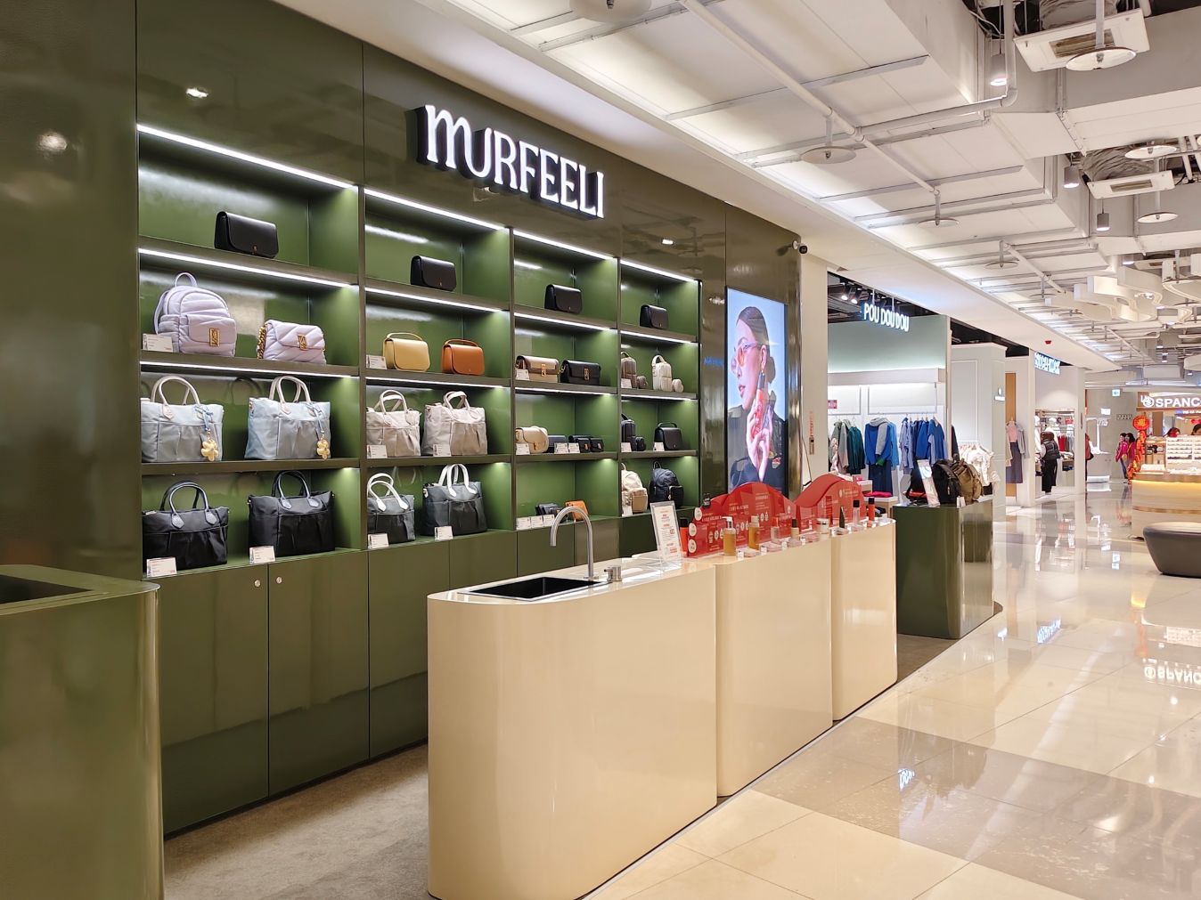 桃園大江購物中心、2026賀歲慶裝置藝術開箱、吃喝玩樂買一站式悠遊逛街城！（全年免費停車）