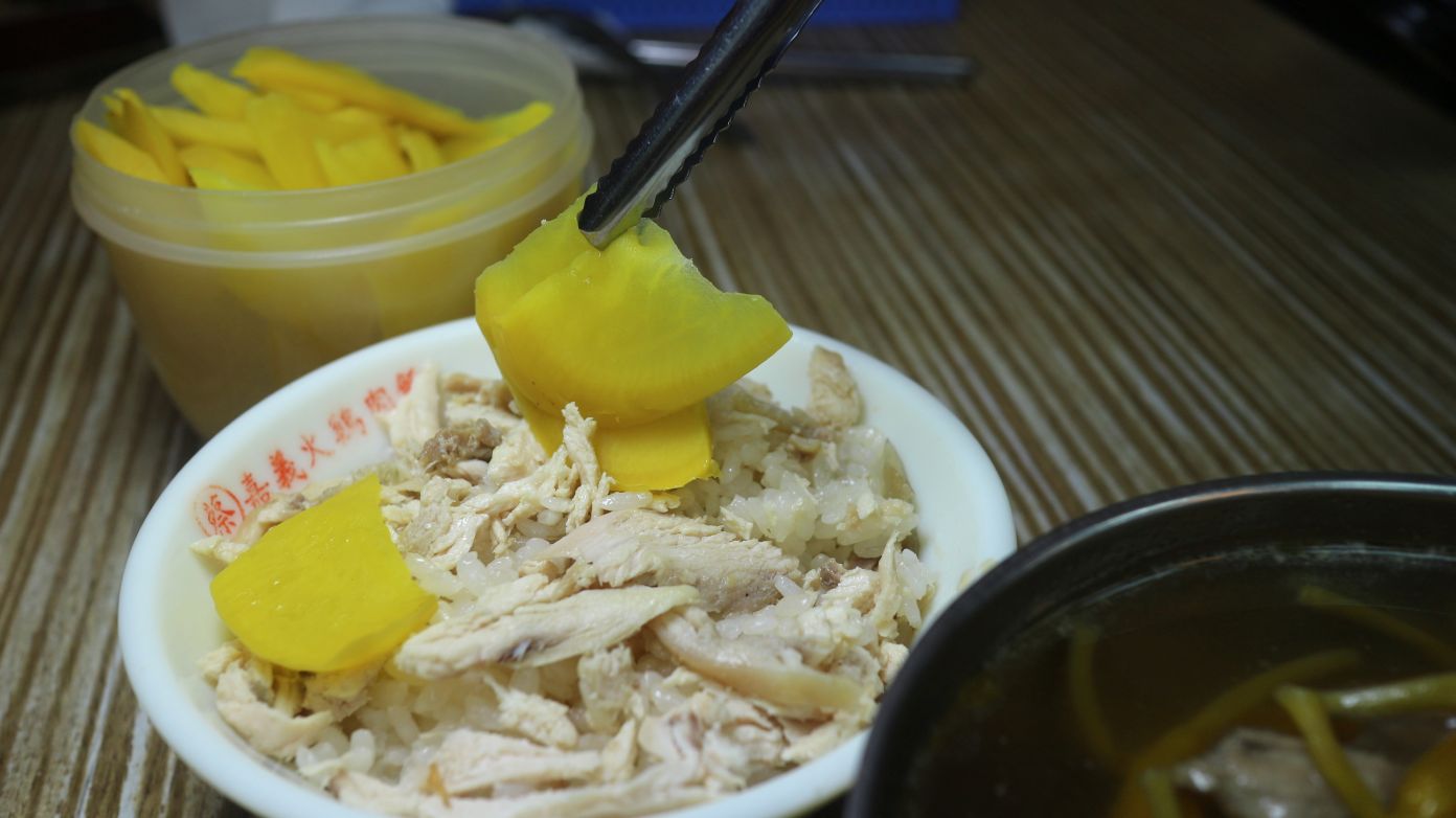 寧夏夜市美食｜蔡家嘉義火雞肉飯、人氣招牌雞肉飯大家卻推炸雞捲、炸豆腐！
