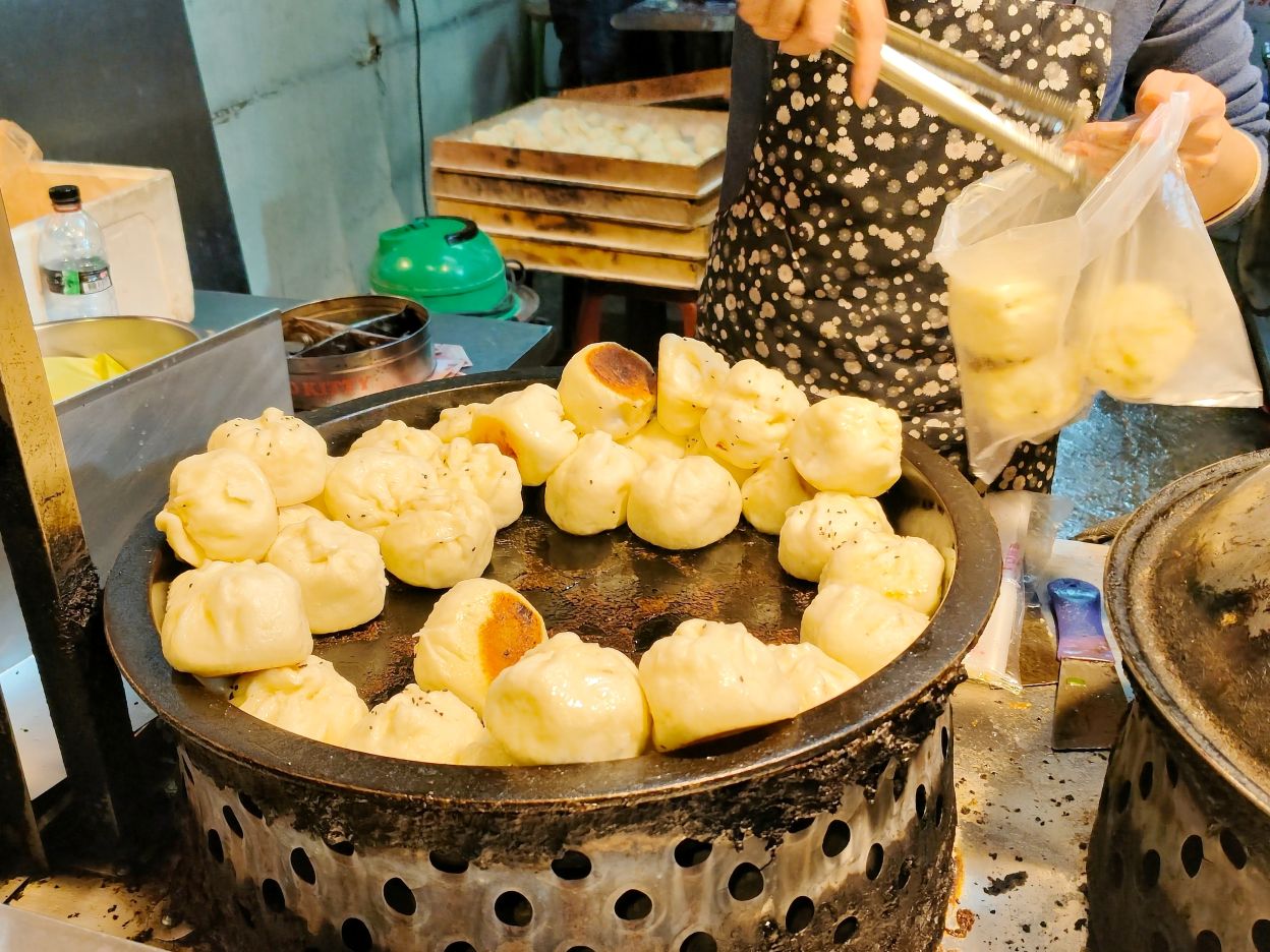 亞東醫院站美食｜板橋國慶黃昏市場 郎港式鮮肉包、12元生煎包、肉多有湯汁還很大粒！