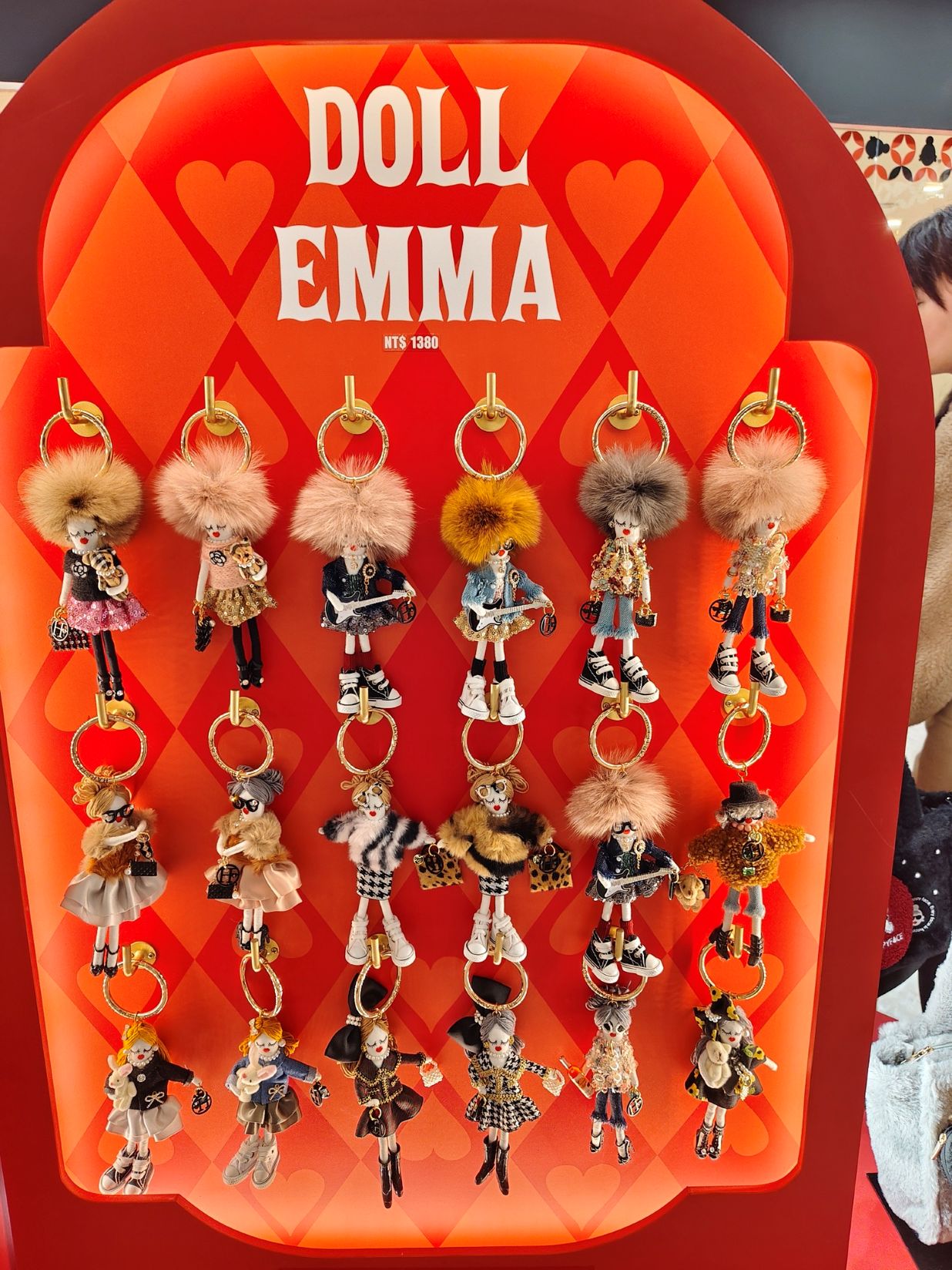 桃園大江購物中心、2026賀歲慶裝置藝術開箱、吃喝玩樂買一站式悠遊逛街城！（全年免費停車）