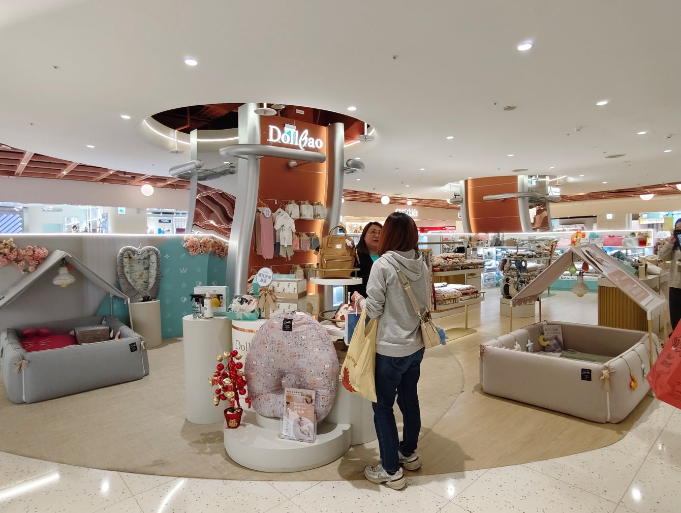 桃園大江購物中心、2026賀歲慶裝置藝術開箱、吃喝玩樂買一站式悠遊逛街城！（全年免費停車）