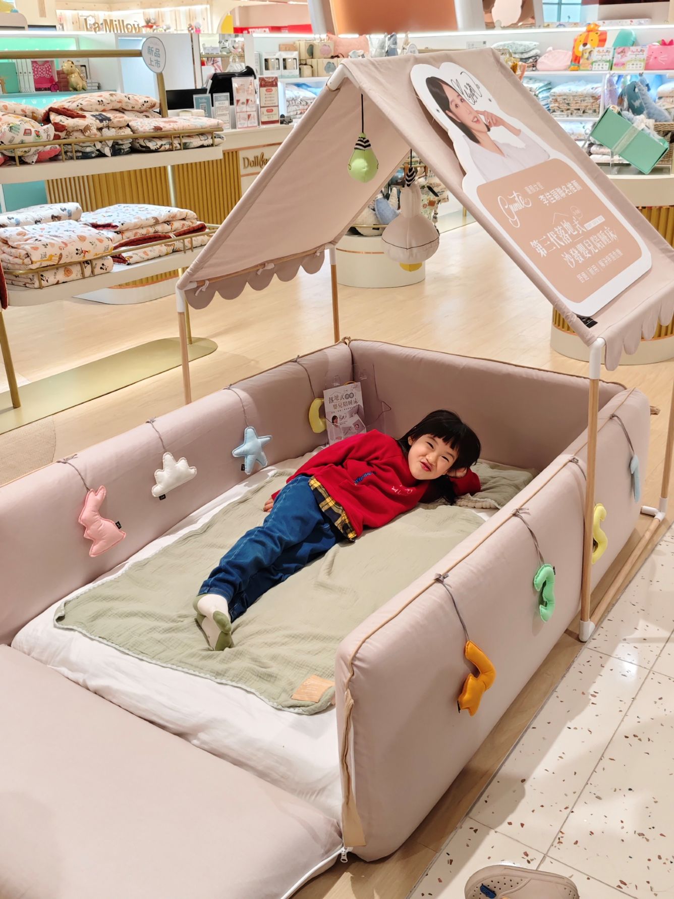 桃園大江購物中心、2026賀歲慶裝置藝術開箱、吃喝玩樂買一站式悠遊逛街城！（全年免費停車）