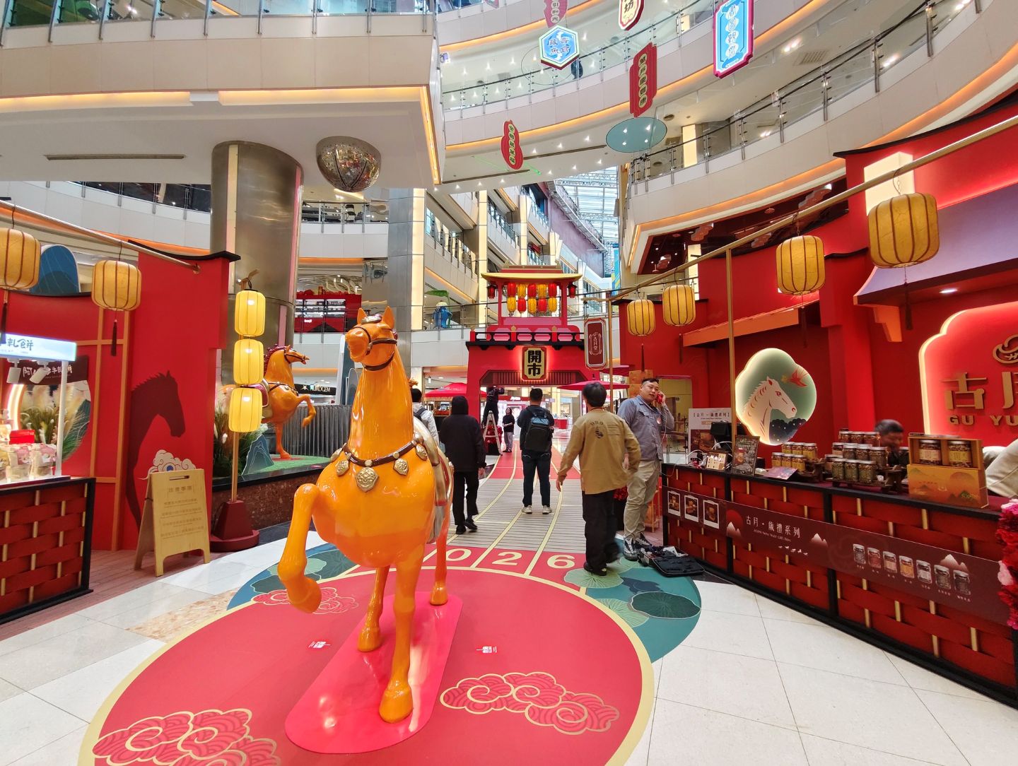 桃園大江購物中心、2026賀歲慶裝置藝術開箱、吃喝玩樂買一站式悠遊逛街城！（全年免費停車）