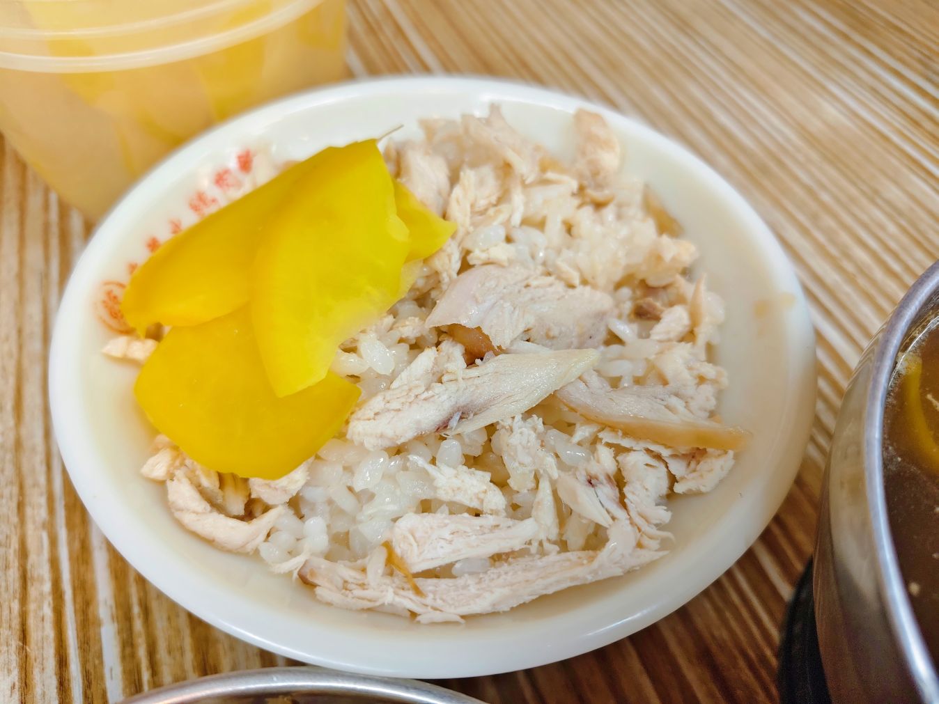 寧夏夜市美食｜蔡家嘉義火雞肉飯、人氣招牌雞肉飯大家卻推炸雞捲、炸豆腐！