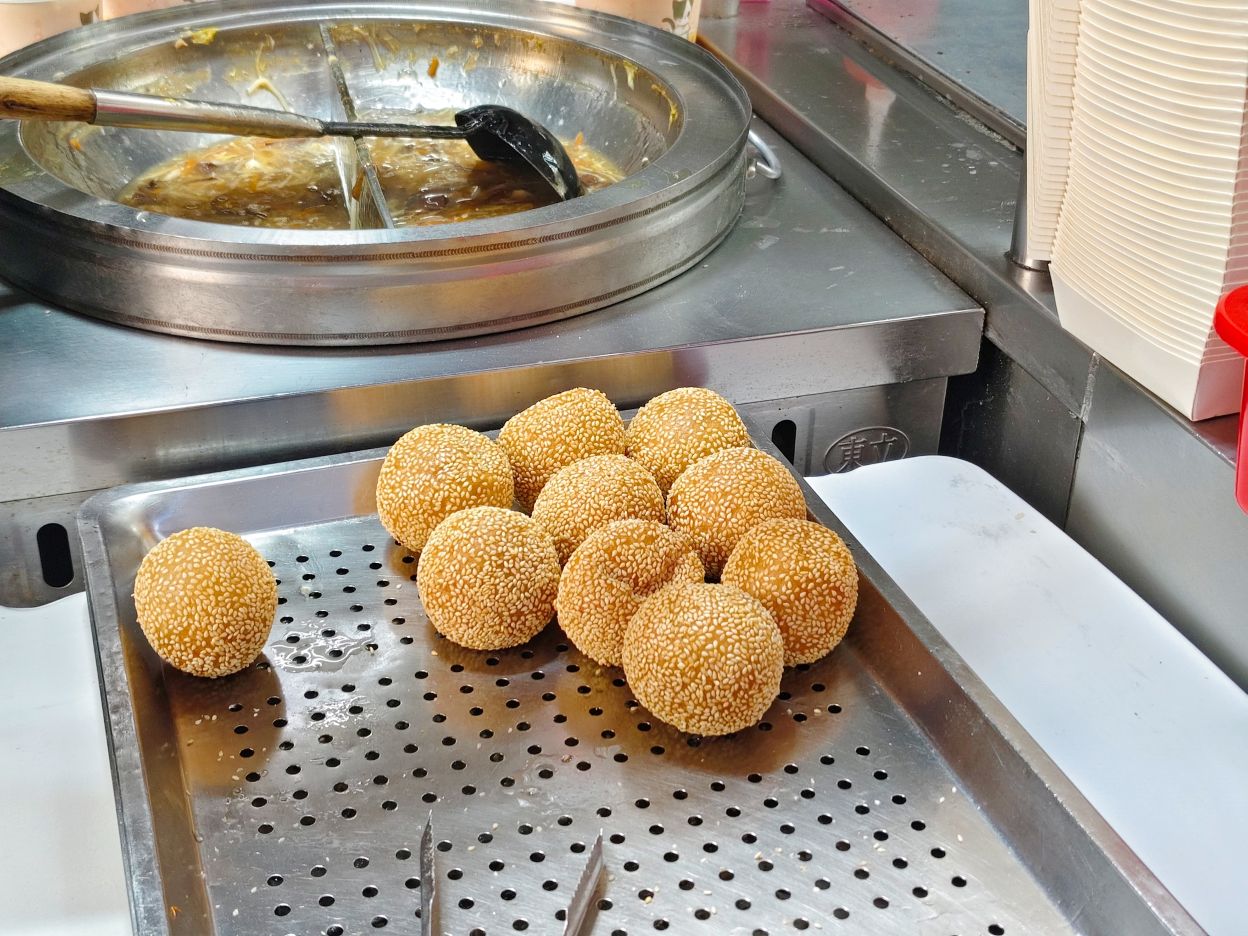 蔡家水煎包鍋貼、酥脆Q彈紅豆爆滿、大大一粒芝麻球必吃、板橋國慶黃昏市場！