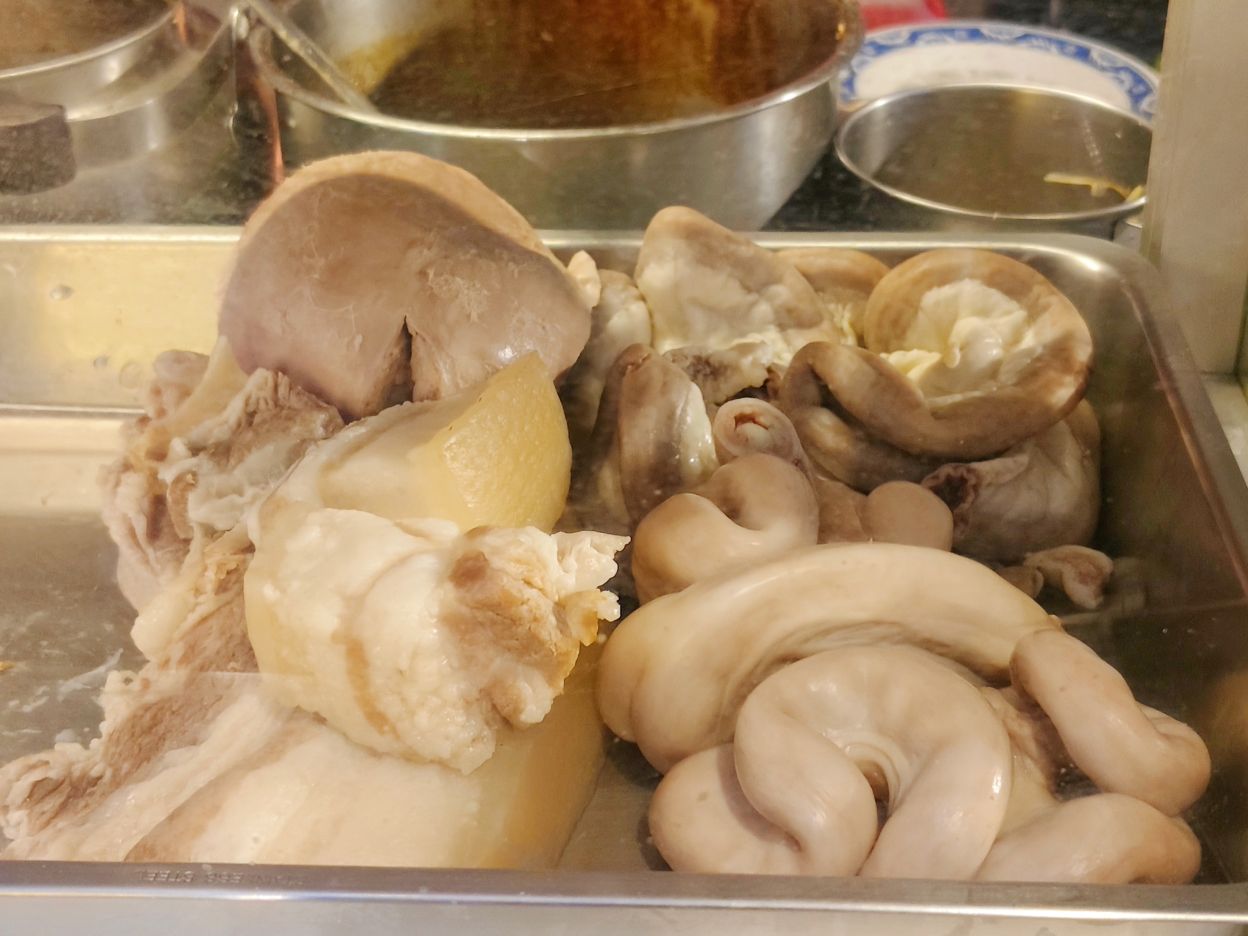 一日3小時半國慶市場內、經典台灣道地美食、全品項濃郁Q嫩不油膩、阿嬌米粉湯！