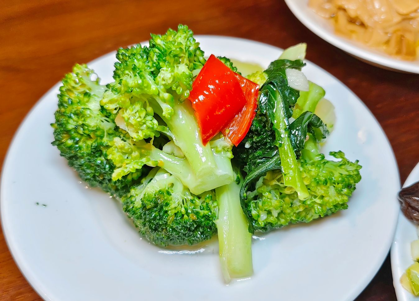 花蓮美食｜老鄉牛肉麵館、原汁牛肉麵紅燒湯頭、酸甜爽口大推、記憶美味（末附菜單）