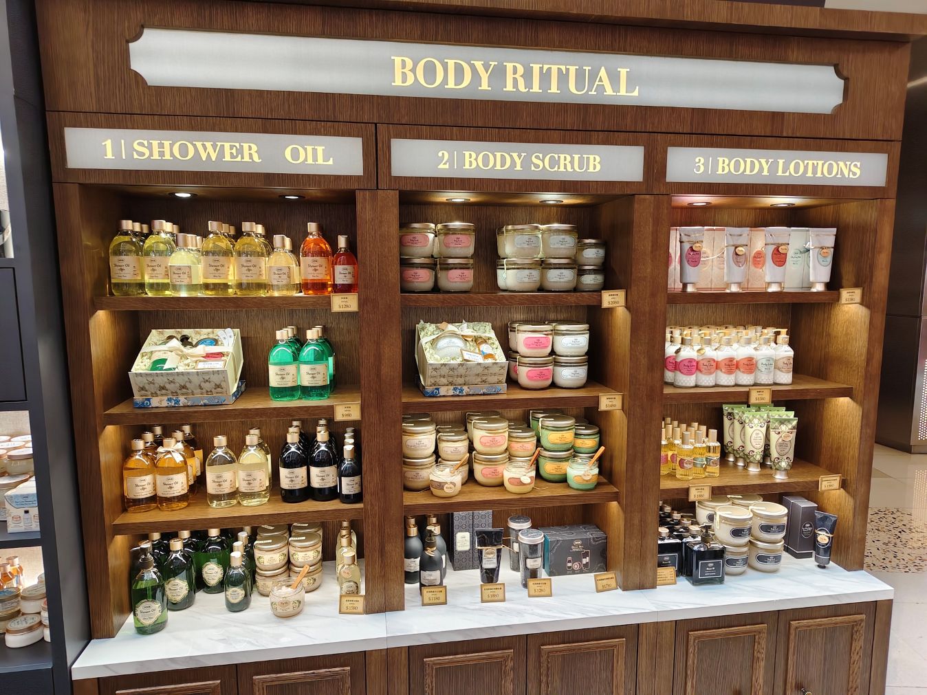 桃園大江購物中心、2026賀歲慶裝置藝術開箱、吃喝玩樂買一站式悠遊逛街城！（全年免費停車）