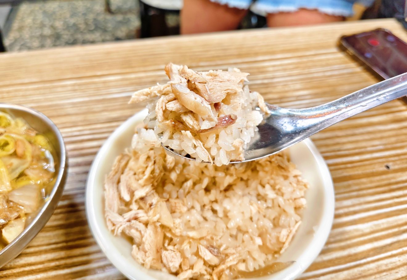 寧夏夜市美食｜蔡家嘉義火雞肉飯、人氣招牌雞肉飯大家卻推炸雞捲、炸豆腐！