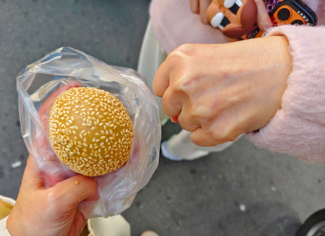 蔡家水煎包鍋貼、酥脆Q彈紅豆爆滿、大大一粒芝麻球必吃、板橋國慶黃昏市場！