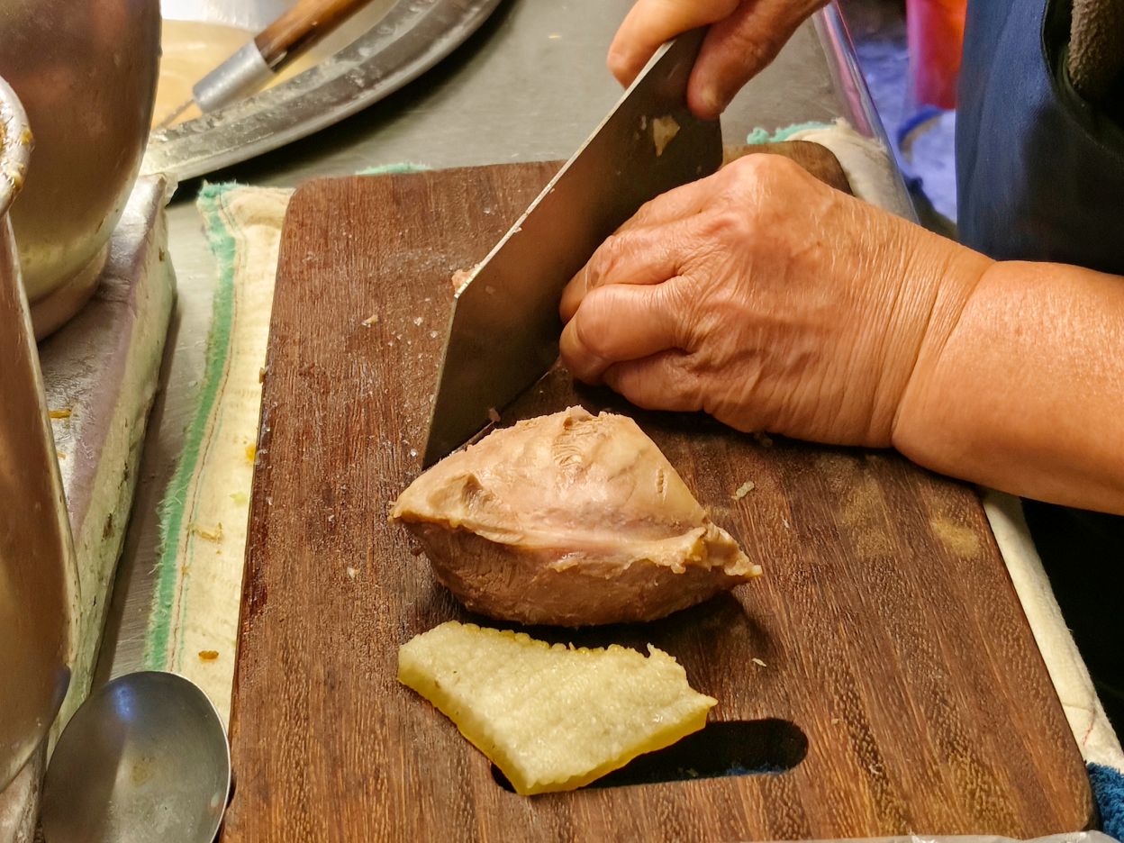 一日3小時半國慶市場內、經典台灣道地美食、全品項濃郁Q嫩不油膩、阿嬌米粉湯！