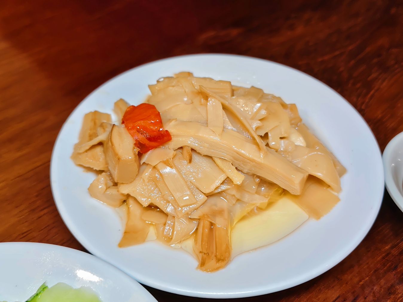 花蓮美食｜老鄉牛肉麵館、原汁牛肉麵紅燒湯頭、酸甜爽口大推、記憶美味（末附菜單）