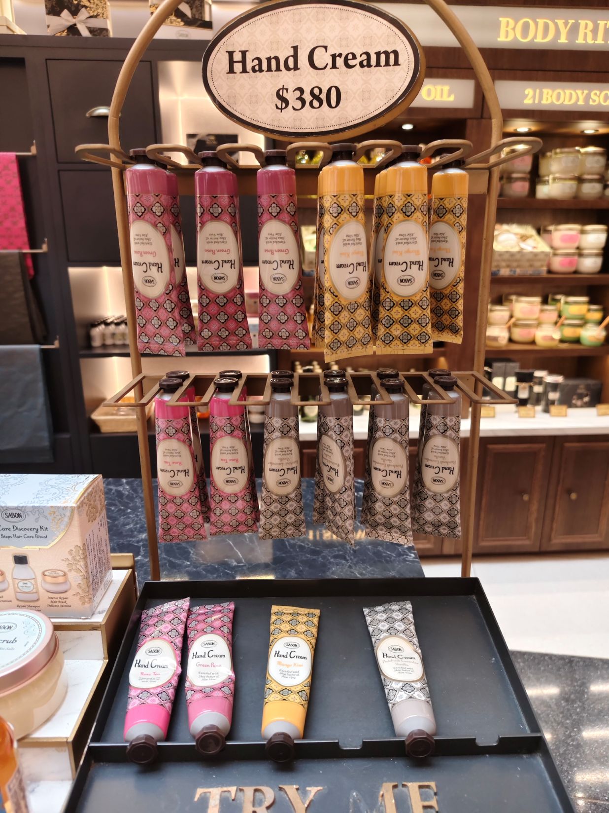 桃園大江購物中心、2026賀歲慶裝置藝術開箱、吃喝玩樂買一站式悠遊逛街城！（全年免費停車）