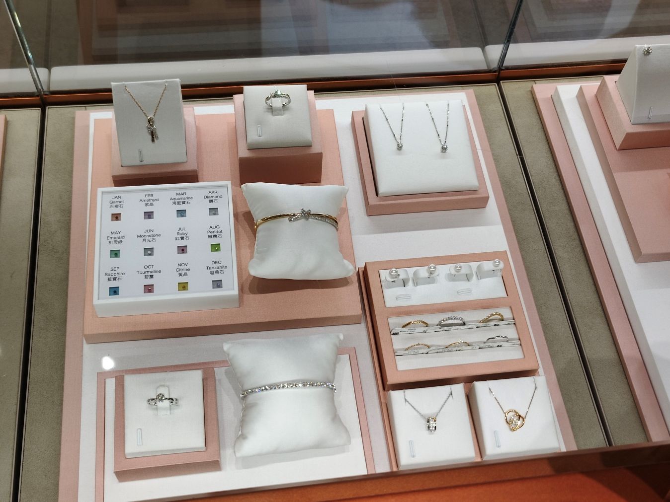 桃園大江購物中心、2026賀歲慶裝置藝術開箱、吃喝玩樂買一站式悠遊逛街城！（全年免費停車）