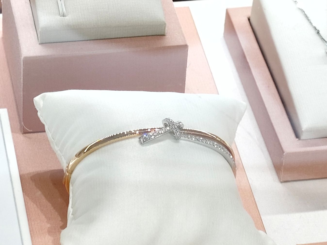 桃園大江購物中心、2026賀歲慶裝置藝術開箱、吃喝玩樂買一站式悠遊逛街城！（全年免費停車）