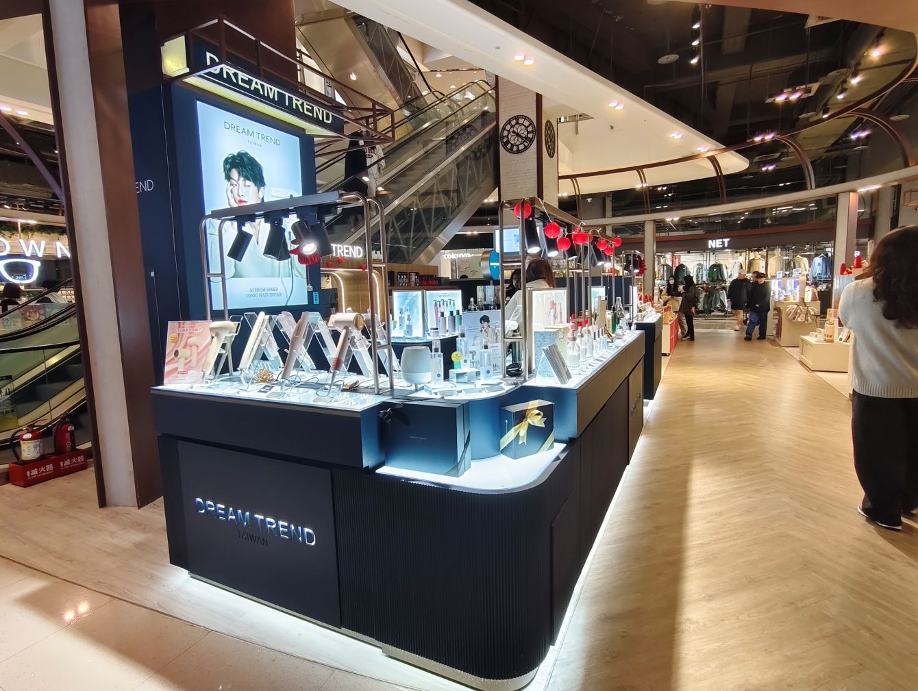 桃園大江購物中心、2026賀歲慶裝置藝術開箱、吃喝玩樂買一站式悠遊逛街城！（全年免費停車）