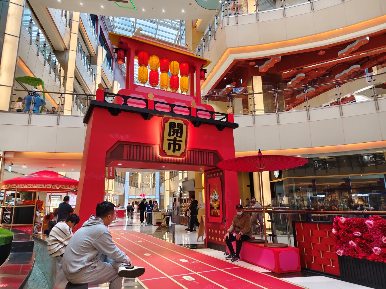 桃園大江購物中心、2026賀歲慶裝置藝術開箱、吃喝玩樂買一站式悠遊逛街城！（全年免費停車）