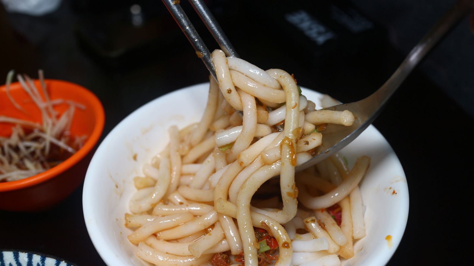 雙連美食推薦！老台北人從小吃到大、70年老店柴寮仔米苔目、黑白切配手工辣椒超對味！